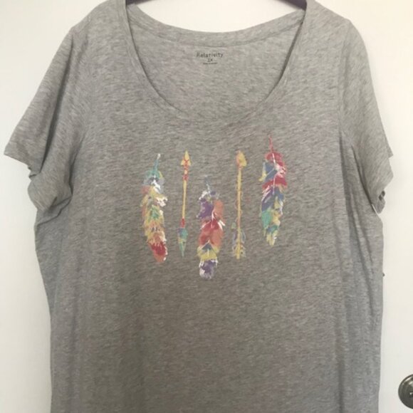 Relativity Women Gray w/Multi-Color Feathers Short Sleeve Tee. Sz. 2X - Picture 1 of 4